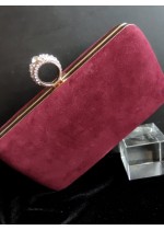 Елегантна чанта цвят Винено червено от кадифе със златен обков и верижка за рамо